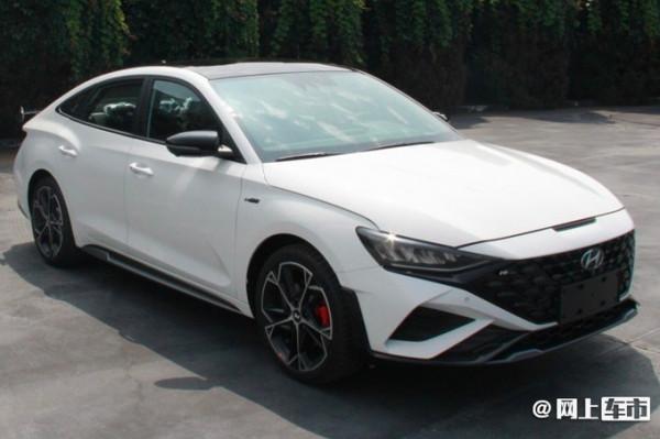 現代新款菲斯塔實拍，大號尾翼+四出排氣，居然還換了1.5T