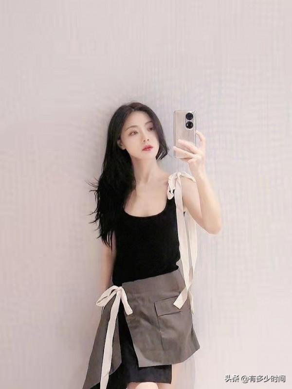 鄧家佳才是腿精！穿背心靠牆站，奔4的年紀卻像小姑娘