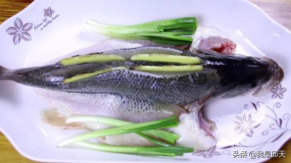 這才是清蒸鱸魚的正確做法,魚肉鮮嫩細膩,做法簡單,好吃沒腥味 這才是清蒸鱸魚的正確做法,魚肉鮮嫩細膩,做法簡單,好吃沒腥味