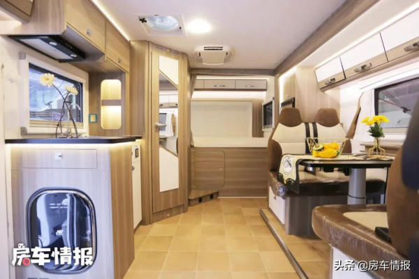 適合一家5口的大空間房車，3.0T動力足，自帶10度電出門玩挺安心