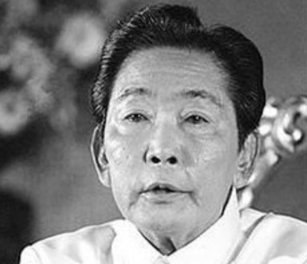 菲律賓前總統潛逃美國，下飛機時財產被沒收，光黃金就有300多箱