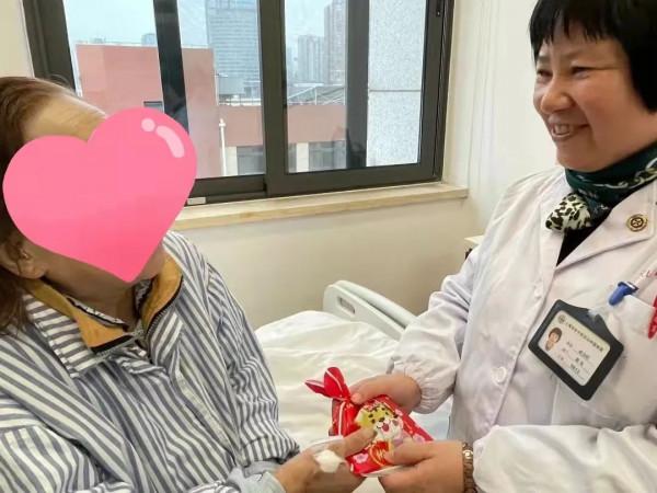 他們在病房裡過年，也有家的溫暖