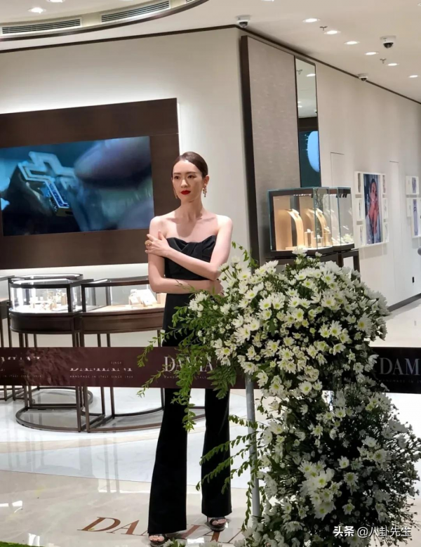 路人鏡頭下的女明星:劉詩詩唐嫣法令紋明顯,迪麗熱巴童瑤身材好 路人鏡頭下的女明星:劉詩詩唐嫣法令紋明顯,迪麗熱巴童瑤身材好