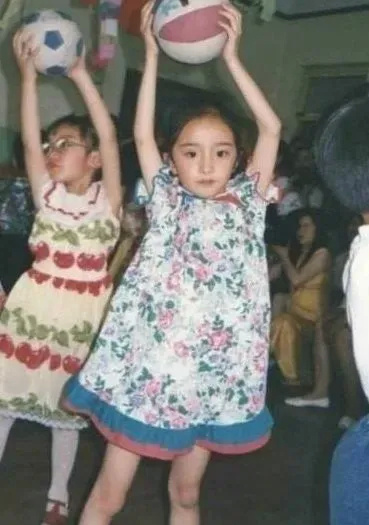 你沒見過的楊冪！那麼小的時候就有明星的氣質了