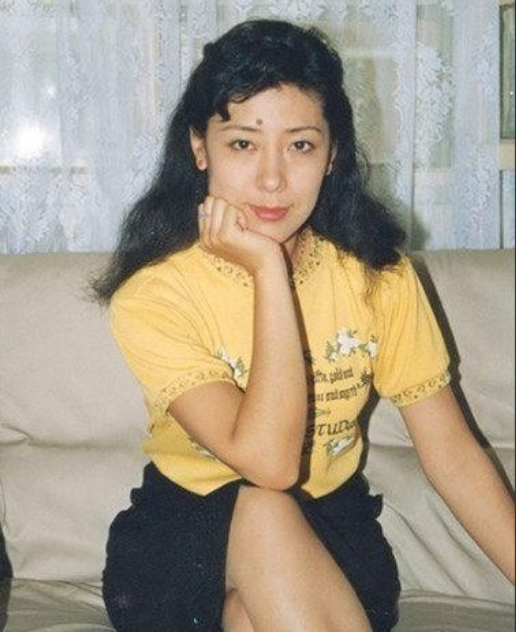 著名歌唱家關牧村：與王星軍離婚後，帶兒子嫁高官，如今怎樣了？