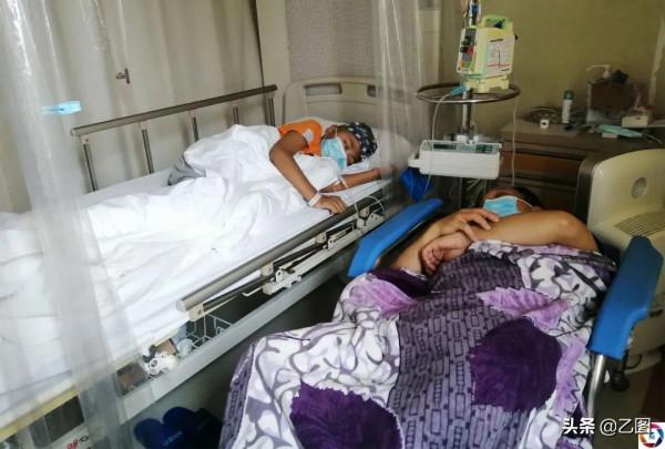 男孩軍訓昏迷倒地，從此告別校園，爺爺每天看著牆上26份獎狀流淚