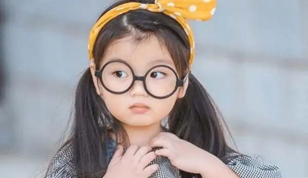 求求放過這些孩子吧！給父母撈錢的童星網紅，快被榨乾了