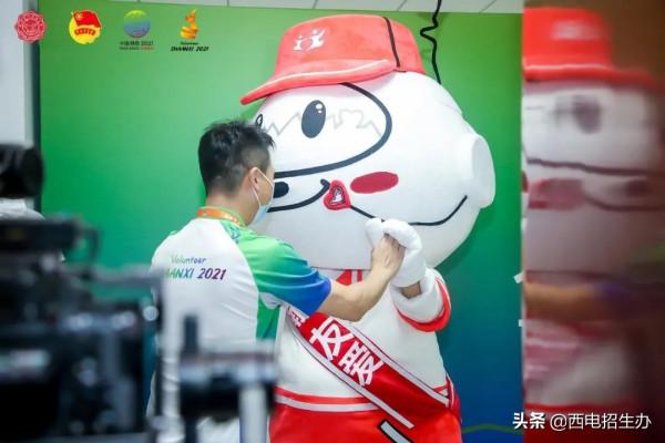 羽毛球&quot;冠軍天團&quot;送祝福，&quot;央視名嘴&quot;康輝現身！陝西這所大學火了