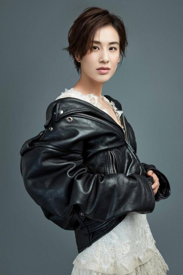 黃聖依帶兒子游玩，波點裙看起來很唯美，粉絲：這是姐弟倆嗎？