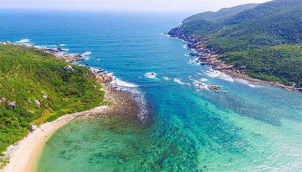 中國一處避寒勝地，有&OpenCurlyDoubleQuote;情人島&rdquo;的美譽，《非誠勿擾》也在此取景