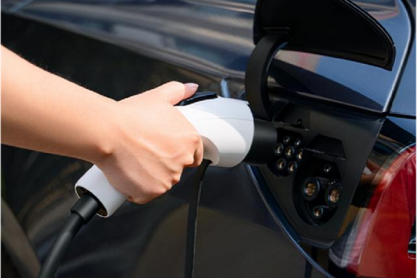 新能源車在高速服務區排隊4小時充電，行業需要哪些改變嗎？