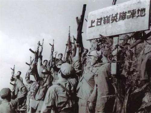 1952年，一連長在看紀錄片時突然大哭，指著螢幕：那是我妻子啊