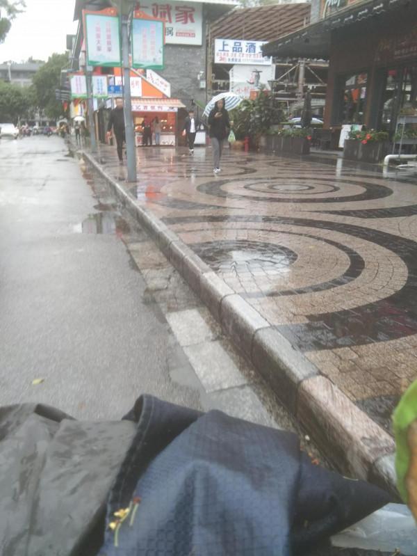 把這個鑲嵌在牆裡鐵架子拿出來