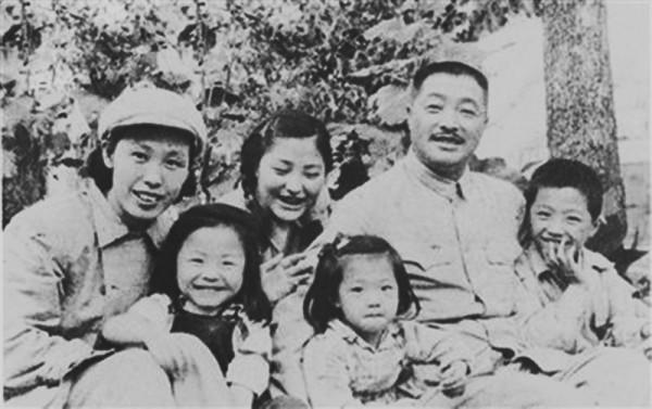 10歲小孩自稱是紅軍並走完了長征，毛主席問誰能證明，小孩：賀龍