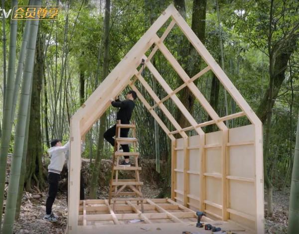 嚮往的生活5蘑菇屋現狀，圖書館被廢棄，屋裡一片狼藉，木屋發黴