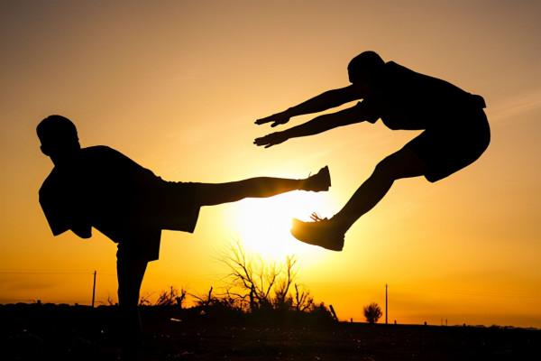 一組夕陽下的剪影，帶你領略防空兵的芳華