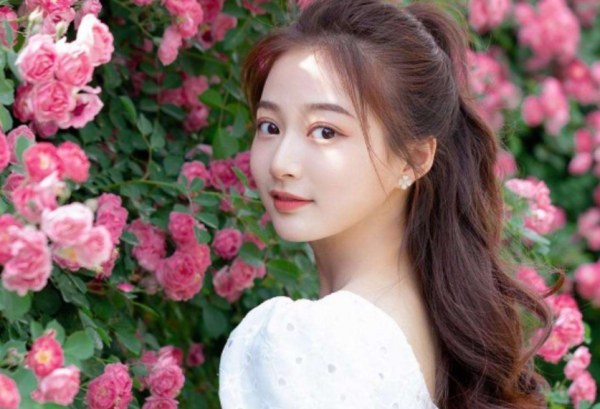 馮琳春晚彩排照曝光，氣質出眾豔壓群芳，不愧為復旦的保研生