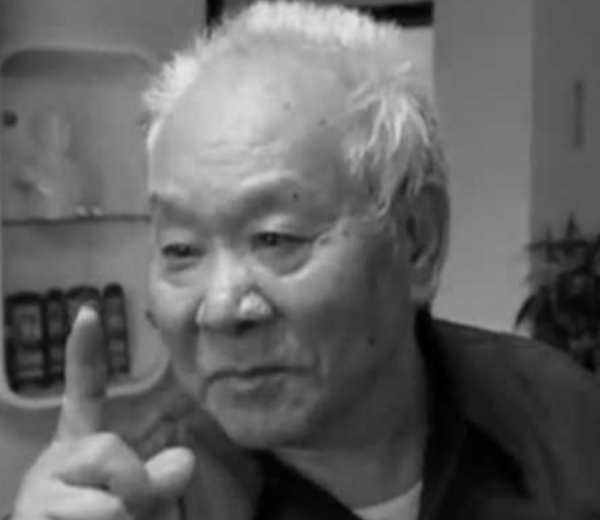 1963年，解放軍師長看到一殘疾流浪漢，淚流滿面：我找了你十年