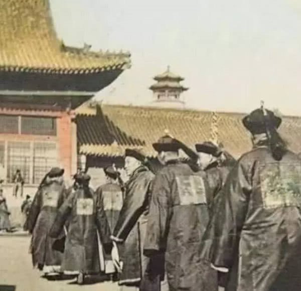 罕見晚清老照片：大臣排隊上早朝，格格承包晚清最高顏值