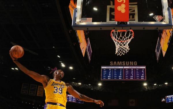 轟23+12！湖人35歲魔獸夢迴巔峰，網友：比小喬丹老4歲卻更出色