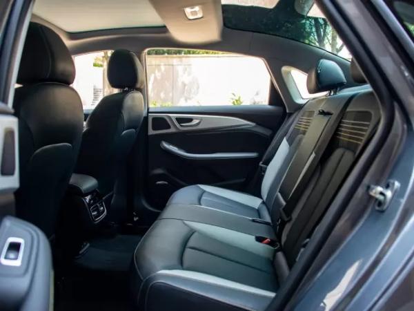 天幕+大空間+14.3英寸屏，榮威i6MAX稱得上A+級轎車槓把子