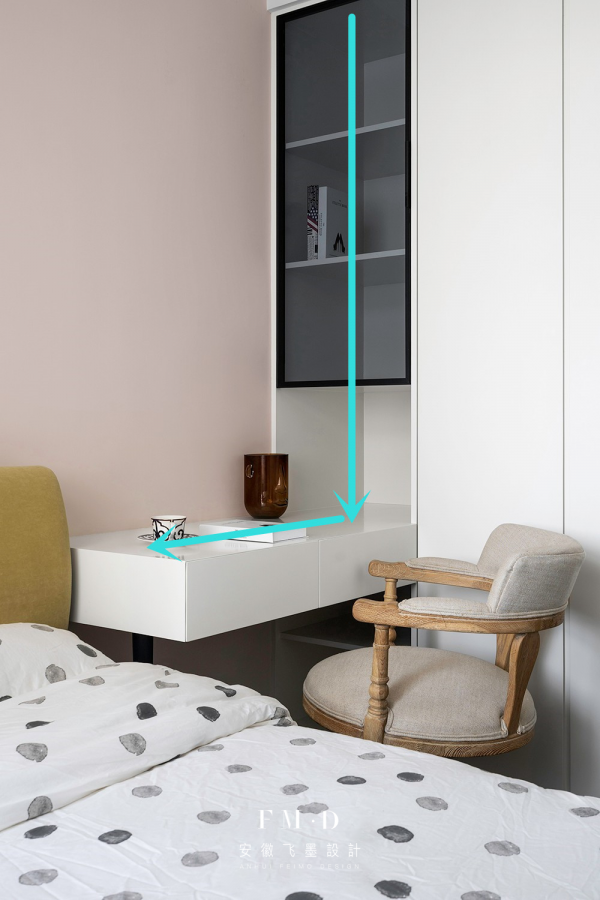 捨棄傳統床頭櫃，床頭左右一高一低，懸空櫃代替是“實用加分項”