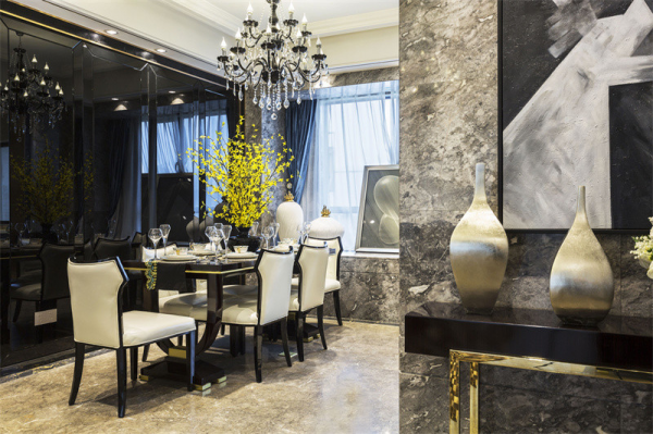 好鞍配好馬，富貴配奢華