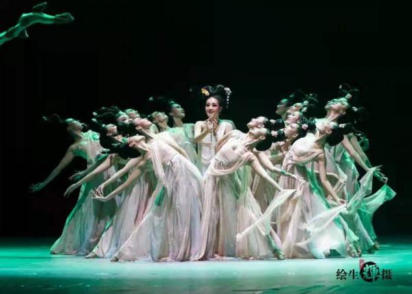 獨家專訪北京青年舞者何林謙——為華夏而舞的迤邐之蓮 獨家專訪北京青年舞者何林謙——為華夏而舞的迤邐之蓮