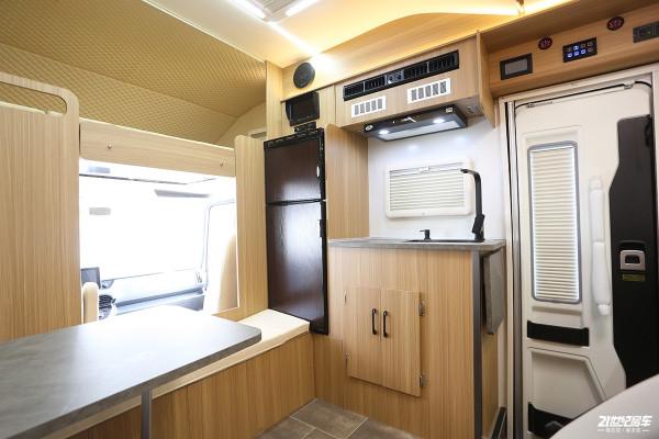 2張大床、2個廚房！實拍宇晨網紅四號大額頭輕卡房車
