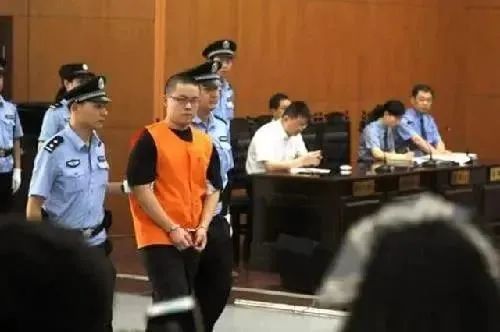 十年前，因拒絕官二代追求，被潑汽油燒至毀容的女孩，你還好嗎？