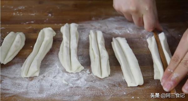 油條別再買著吃了，教你傳統老配方，出鍋蓬鬆酥脆，全家人超愛吃