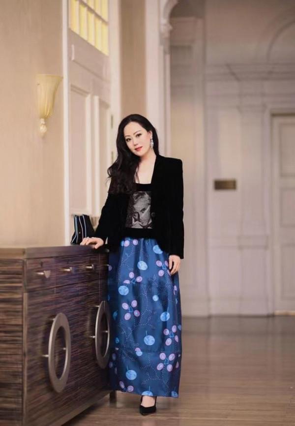 章小蕙穿高定裙看秀，58歲看不出來是貴婦，看來“真名媛”