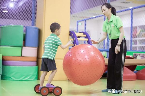 力量就是粗大動作技能？孩子需要的是這樣的成長過程