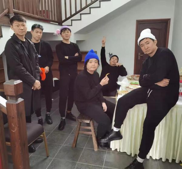 “戲劇新生活”走紅後,他們重聚烏鎮,感慨“演出票好賣多了!” “戲劇新生活”走紅後,他們重聚烏鎮,感慨“演出票好賣多了!”