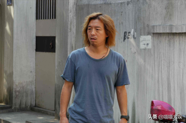 黃渤外灘照惹爭議，三兩句話幽默闢謠，網友：造謠不花錢