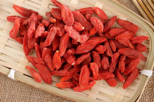 江蘇一男子每天用枸杞子泡水喝，堅持了3個月，身體有什麼變化？