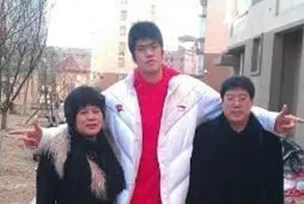 9年前“小姚明”張佳迪逝世，郭士強痛哭惋惜，其骨灰撒向了大海