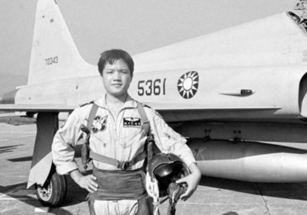 1981年，頂級飛行員黃植誠駕戰機起義，獲65萬獎金，娶美女空姐