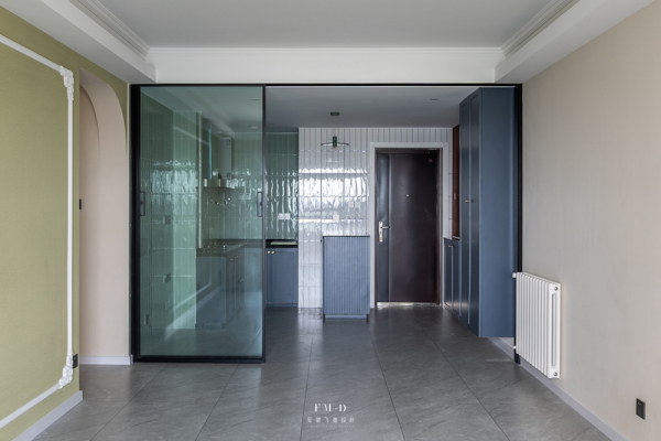 入戶玄關與廚房融合，整扇吊軌玻璃拉門分隔，成12㎡獨立大套間