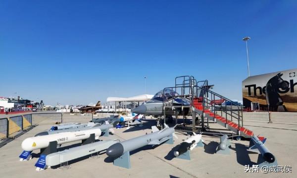 迪拜航展上兩大國產教練機，換了面板有點狠