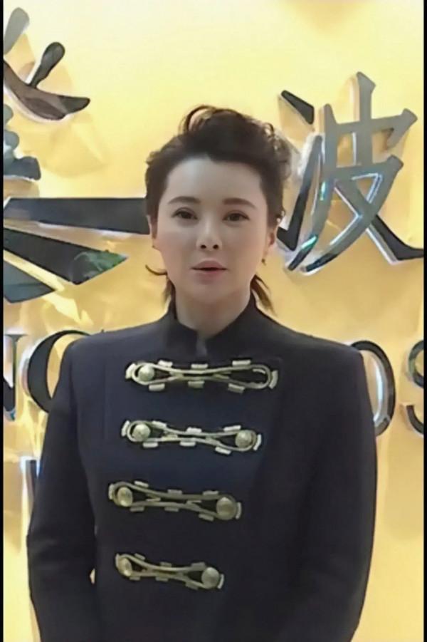 瘦了一圈的袁立又想起打扮了，化濃妝好明豔，妝容打造的用心