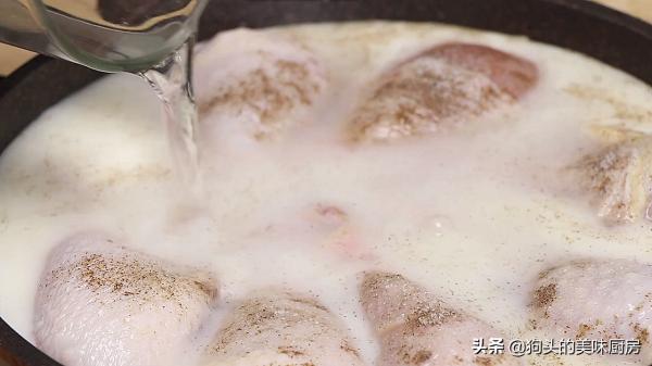 7個雞腿裡面倒入1瓶牛奶,沒想到這麼香,外酥裡嫩,太解饞了 7個雞腿裡面倒入1瓶牛奶,沒想到這麼香,外酥裡嫩,太解饞了