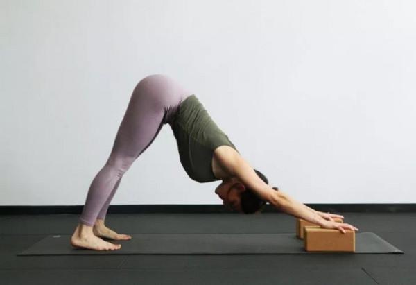 為什麼瑜伽下犬式練得最多，進步卻最慢？因為你第1步就走錯了