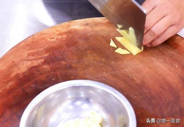 黃花菜炒肉最忌諱直接下鍋炒,多做這兩步,口感脆嫩勁道又不苦澀 黃花菜炒肉最忌諱直接下鍋炒,多做這兩步,口感脆嫩勁道又不苦澀