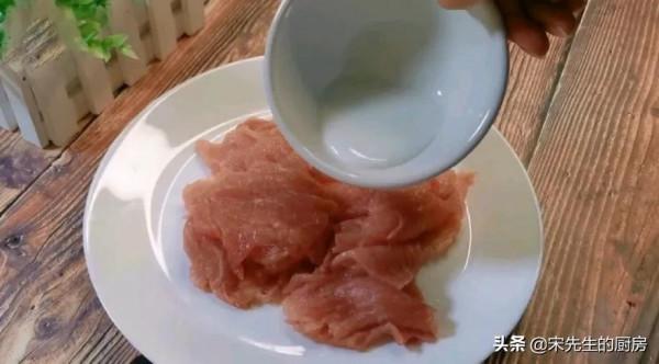 今天分享幾個小技巧~讓你做的水煮肉片也和外面飯點一樣口感嫩滑 今天分享幾個小技巧~讓你做的水煮肉片也和外面飯點一樣口感嫩滑