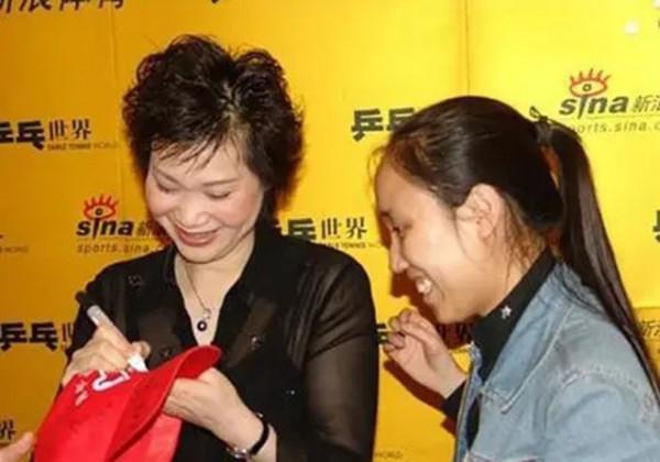 施之皓前妻曹燕華低調二婚,嫁1.93米帥氣老公,年近60看著像40歲 施之皓前妻曹燕華低調二婚,嫁1.93米帥氣老公,年近60看著像40歲