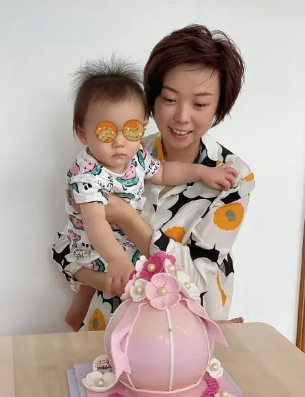 兩冠軍闊太世紀同框！郭晶晶穿一身粉少女感十足，張怡寧氣場更強