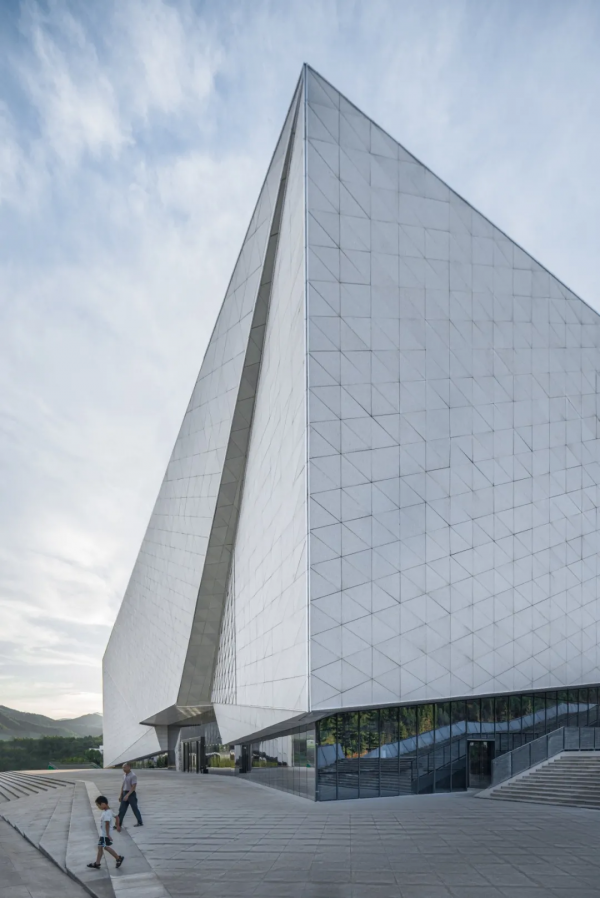 南方紅軍三年游擊戰爭紀念館,以石材、玻璃與光影詮釋歷史 南方紅軍三年游擊戰爭紀念館,以石材、玻璃與光影詮釋歷史