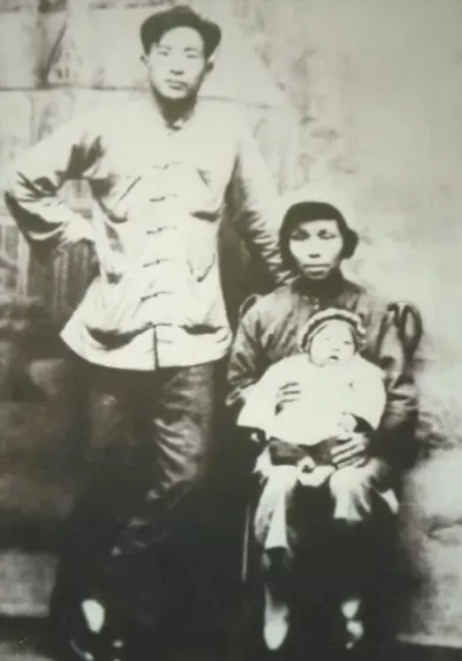 1950年，廣東一名女護工被小汽車接進中南海，47年後她葬於八寶山