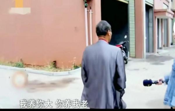 老母親將5套拆遷房給小兒子，卻要求大兒子贍養，兒子：我管不了